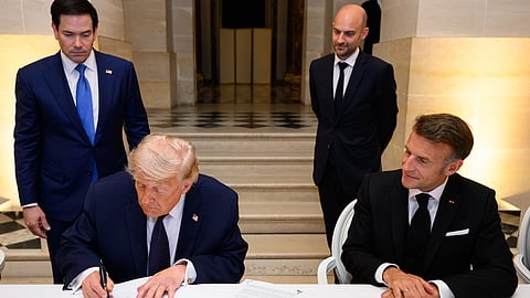 Donald Trump har undertecknat ett fredsavtal med Iran. Samtidigt fortsätter diskussionerna om kärnvapen.