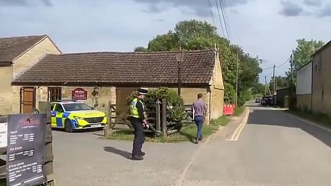 Treåringen som kastades till krokodilerna är nu utom fara. Polisen fortsätter utreda händelsen.