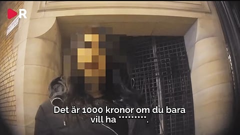Ett stenkast från Stockholms Central pågår gatuprostitutionen för fullt - och nästan helt ostört från polisnärvaro.