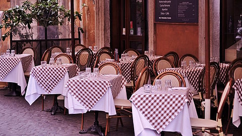 Uteserveringarna i Paris blir torrlagda på fredagen. På grund av den extrema hettan har staden infört totalstopp för alkohol.