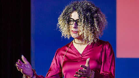 Johan Jenny Ehrenberg hävdar att de pengar han tagit emot från Miljöpartiet inte har påverkat honom i hans journalistik.