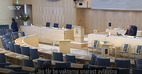 Här flyr utrikesministern från Palestinaaktivisternas attack