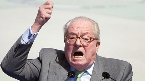 Le Pen musí kvôli výrokom na adresu Rómov zaplatiť pokutu 5000 eur.