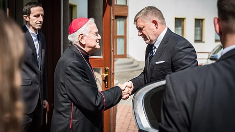 Fico si uctil pamiatku pápeža Františka zápisom do kondolenčnej knihy.