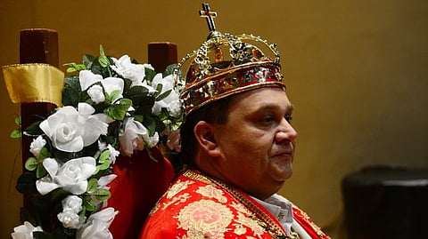 Korunovali rómskeho kráľa. Koho vôbec zastupuje Róbert Botoš?