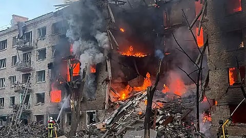 Kyjev pod raketovým a dronovým útokom: Výbuchy a zranenia