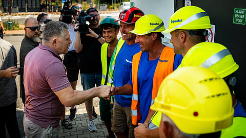 Premiér navštívil robotníkov. V horúčavách im vyjadril podporu