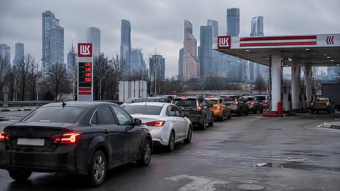Moskvu ochromila palivová kríza. Vodiči čakajú na benzín aj dve hodiny