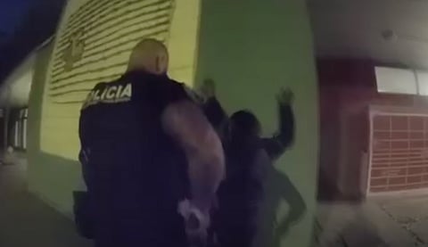 Mladí zlodeji neunikli. Polícia ich chytila priamo v predajni