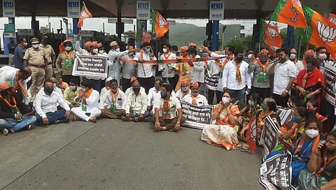 मुंबई- पुणे द्रुतगती मार्गावरील टोलनाक्याजवळ चक्काजाम आंदोलन