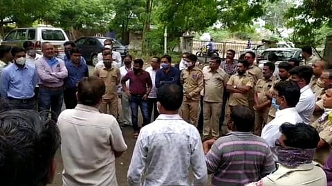 महावितरण कर्मचाऱ्यांना नगरसेवकाकडून बेदम मारहाण