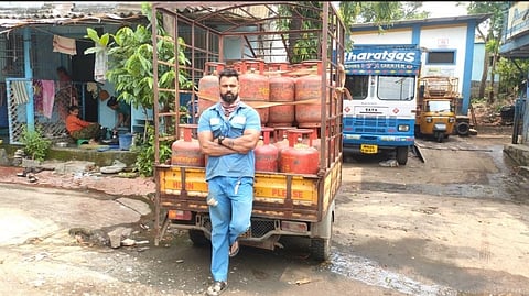 एका फेसबुक पोस्टने गॅस वाला झाला "सिलेंडर मॅन"