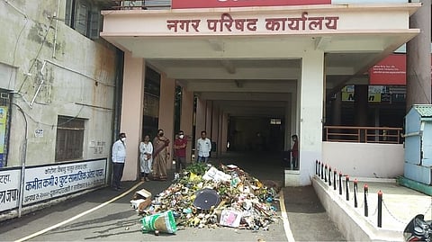 कचरा उचलल्या जात नसल्याने नगर पालिकेतच फेकला कचरा !