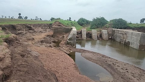 चंद्रिका नदीवरील उभारलेला कोल्हापुरी बंधारा गेला वाहून; पिकांचे नुकसान