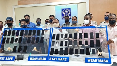 हरवलेल्या ५३ मोबाईलांचा शोध; जिल्हा पोलीस दलाने केले सुपूर्त