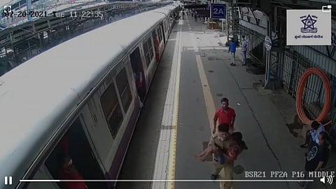 Breaking : रेल्वेतून पडलेल्या अल्पवयीन मुलाचे पोलीसाने वाचवले प्राण