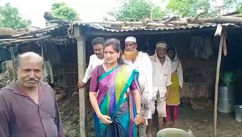 नुकसानग्रस्त भागाची पाहणी करताना नवनीत राणांचे अश्रू अनावर...