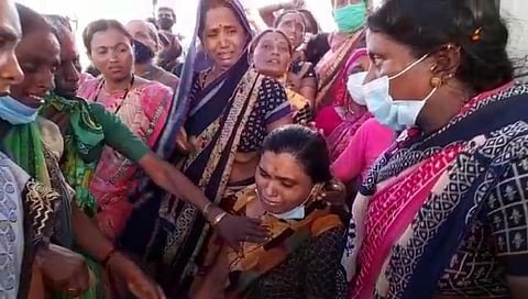 शहीद जवानाचे पार्थिव धुळ्यात आणताच कुटुंबियांचा अश्रूंचा बांध फुटला