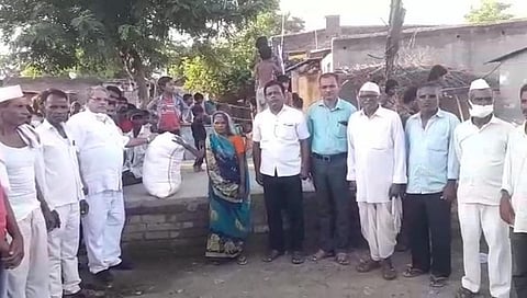 विज कोसळून कुटुंब निराधार; चारही कुटुंबांना पटेल परिवारातर्फे दोन महिन्याचे रेशन