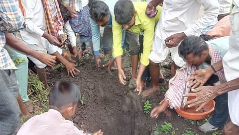 राजा नावाच्या कोंबड्याची बँन्डबाजा लावून अंतयात्रा