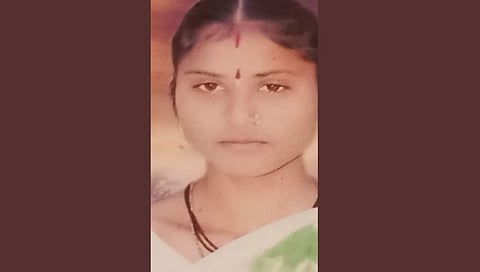 मृत्युनंतरही यातना; महिलेचा मृतदेह घेऊन रेल्वे रुळावरून 38 किमी पायी प्रवास