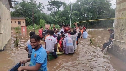 अतिवृष्टीमुळे झालेल्या नुकसानाचे तहसील कार्यालयाने पंचनामे करावेत