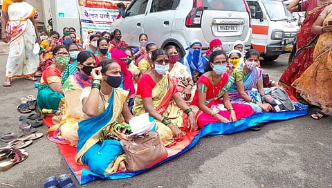 अंशकालीन महिला कर्मचाऱ्यांचे बेमुदत धरणे आंदोलन
