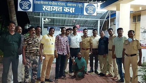 बोलण्यात गुंतवून हातचलाखीने दागिने केले पसार; आरोपीस २४ तासांत अटक