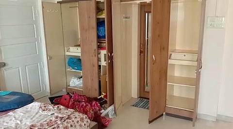 घरमालकाच्या मुलाचे लक्ष गेल्यामुळे चोरट्यांचा डाव फसला
