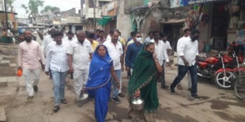 ऐन पावसाळ्यात शिंदखेड्यात पाणीटंचाई; विरोधी पक्षाचा हांडा मोर्चा