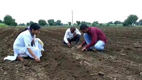 महिला कृषी सहाय्यकाने ट्रॅक्टर चालवत शेतकऱ्यांना दाखवली पेरणीची प्रात्यक्षिके