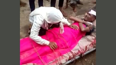 गावातून काढली जीवंत माणसाची प्रेतयात्रा; पावसासाठी वरूणराजाला साकडे