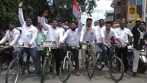 धुळ्यात पेट्रोल दरवाढीविरोधात काँग्रेसची सायकल रॅली