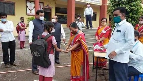 सोलापुरात जिल्ह्यातील 335 गावांमध्ये आज वाजली शाळेची घंटा...