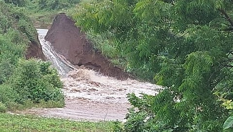 डोंगरशेळकी येथील पाझर तलाव फुटला; वाहतूक ठप्प