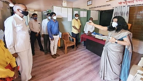 नांदेडच्या सिईओ यांची शाळेला अचानक भेट; ५ शिक्षक निलंबित !