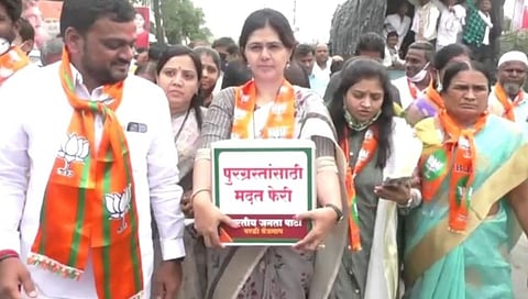 फोटो काढून बाईट देण्यापेक्षा पूरग्रस्तांना मदत करा; पंकजा मुंडेंचा सल्ला