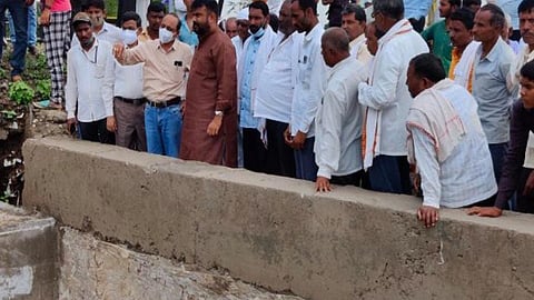 खासदार हेमंत पाटील अंबा भुयारी पुलाची पाहणी करताना