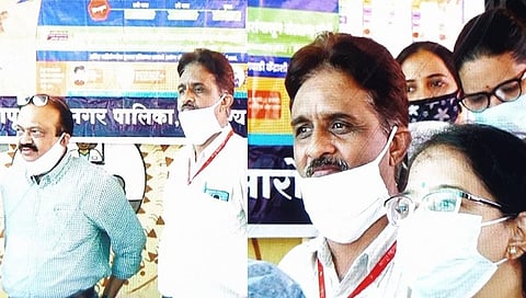 आरोग्य अधिकाऱ्यांना कोरोना निर्बंधांचा विसर; चिमुकल्यांचे लसीकरण विनामस्क