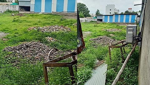कोट्यवधी रुपयांचा दगडांचा साठा जिल्हाधिकारी कार्यालयाकडून जप्त