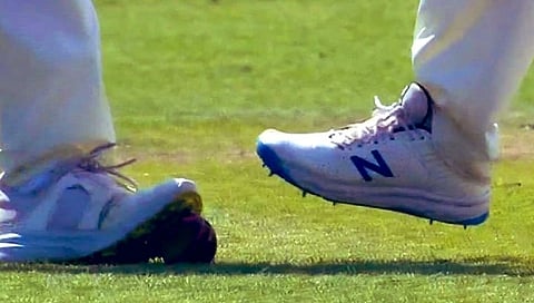 IND vs ENG: इंग्लंडच्या खेळाडूंकडून बॉलसोबत छेडछाड? सेहवागने विचारला प्रश्न