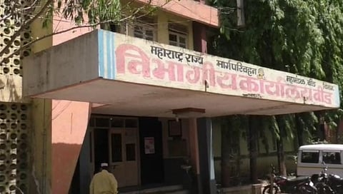 सरकारी कार्यालयातच महिला कर्मचाऱ्याला अधिकाऱ्याकडून मारहाण