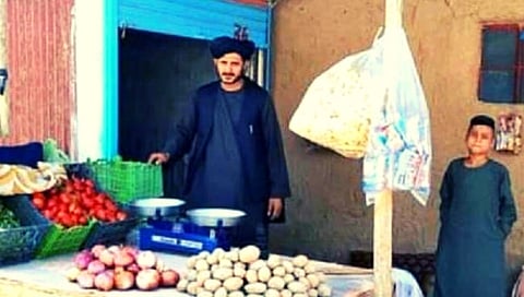 तालिबानच्या भितीनं प्रसिद्ध गायक बनला भाजीविक्रेता