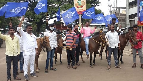 सांगलीत दलित महासंघाचा घोडे घेऊन मोर्चा!