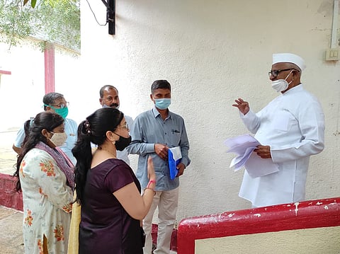 पारनेरच्या महसूल कर्मचाऱ्यांनी ज्येष्ठ समाजसेवक अण्णा हजारे यांची भेट घेत आपली बाजू मांडली.
