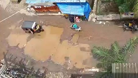 गॅस गोडाऊन परिसरात रस्ते गेले वाहून; रस्त्याची डागडुजी करण्याची मागणी