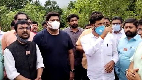 मनसे आमदार राजू पाटील यांची दरडग्रस्त तळीये गावाला भेट; केली अकरा लाखांची मदत