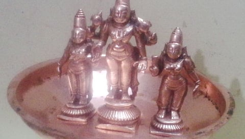 देवघरातील काळवंडलेल्या मुर्त्या साफ करण्यासाठी करा 'हे' घरगुती उपाय