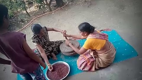 इलेक्ट्रॉनिक युगातही ग्रामीण भागात फिरतेय जुन्या काळातील जातं