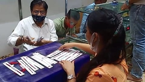 राख्यांच्या रूपाने भाऊरायाला बहिणींकडून सुवर्णभेट; ग्राहकांचा प्रतिसाद